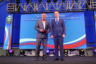 Тракторист компании «Колос» Юрий Сергеев получил награду из рук врио Губернатора региона Виктора Томенко