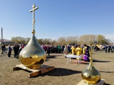 Преосвященнейший епископ Роман освятил купола и крест для нового храма в селе Покровка