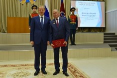 Губернатор региона Виктор Томенко вручил награду руководителю компании «Колос»